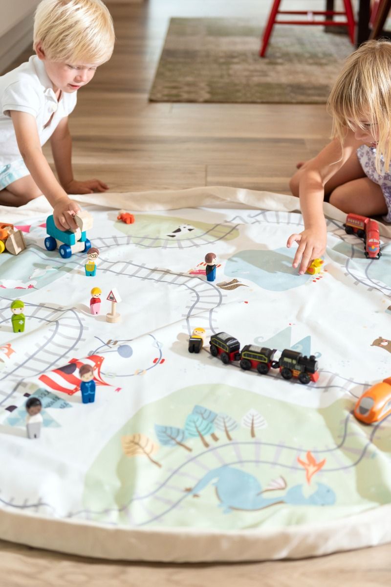 play_go_train-kids-playing