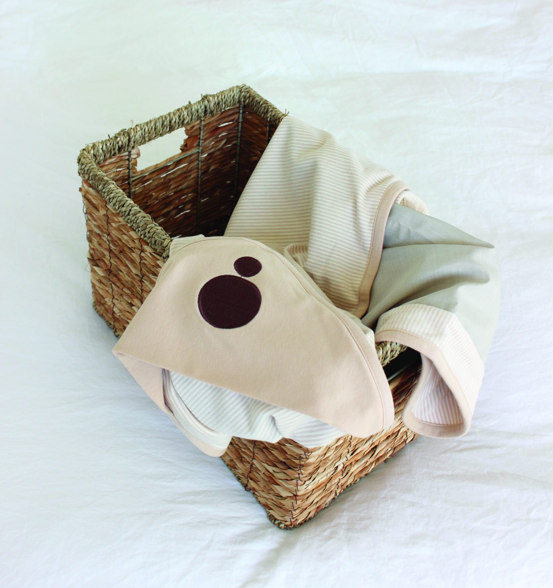 BellyBlanket-Chic-OrganicOatmealStripes_LifestyleBasket